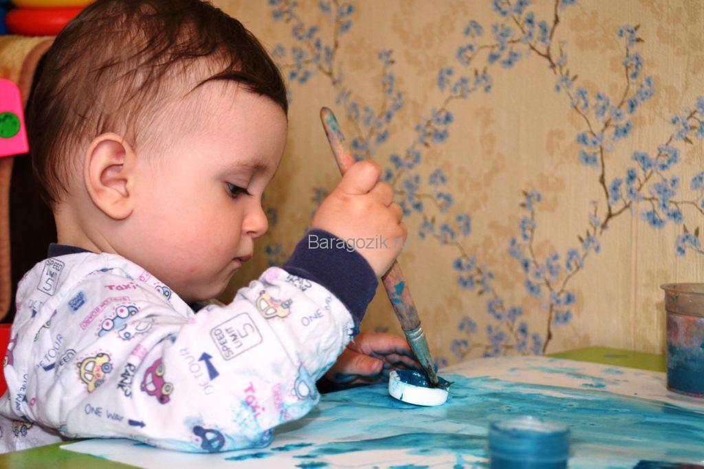 ребенок рисует кисточкой