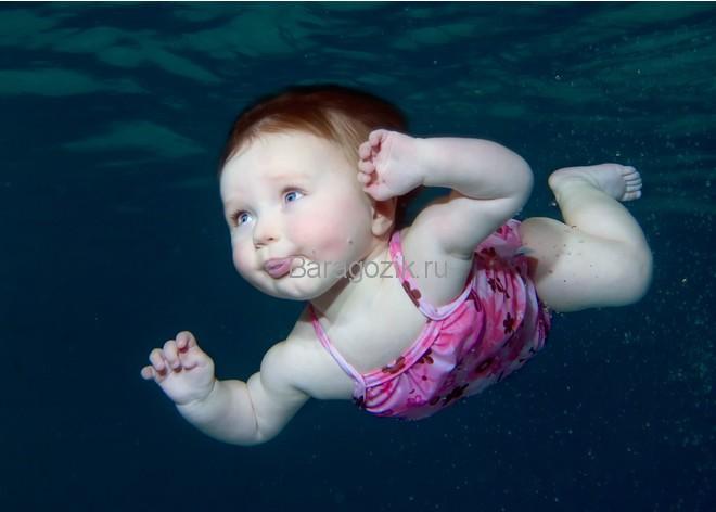 ребенок плывет под водой