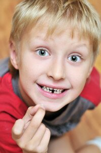 Удаление молочных зубов не вызывает особых трудностей