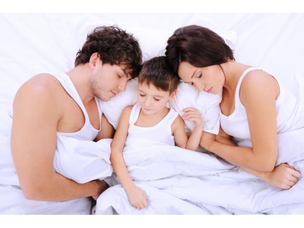 как спят дети с родителями