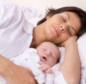 сколько спит новорожденный