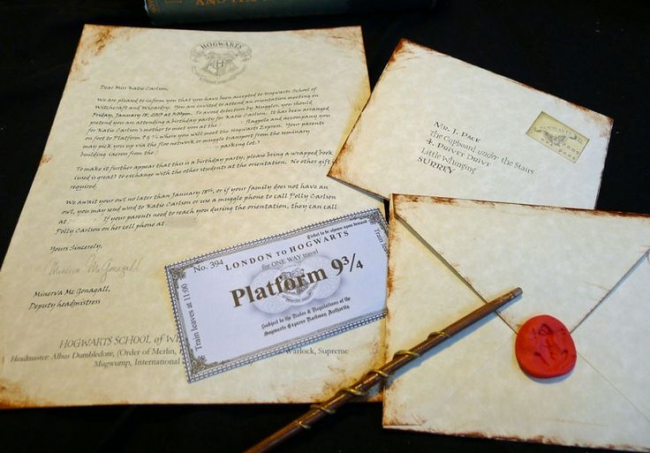 Специальная бумага с эффектом состаривания станет отличной основой для приглашения на день рождение в стиле Гарри Поттера