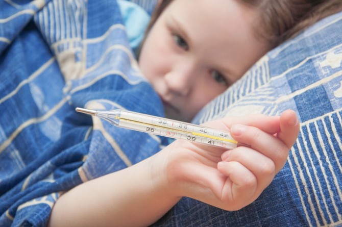 Сбивать ли ребенку температуру?