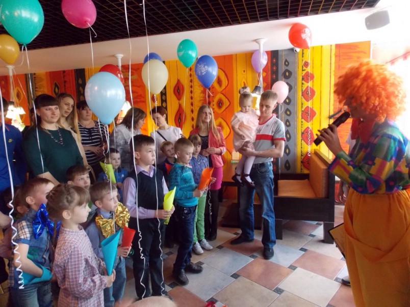 В праздничном представлении в честь дня рождения ребенка могут участвовать не только дети, но и взрослые.