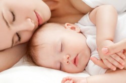 Спокойный сон ребенка с мамой
