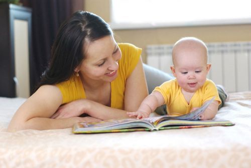 Чтение книги младенцу