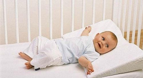 Малыш на скошенной подушке