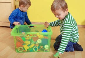 как научить ребенка убирать игрушки