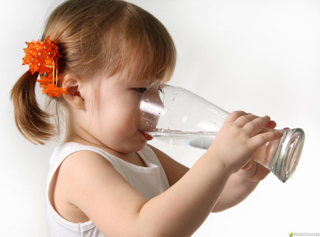 Для профилактики запоров необходимо пить больше воды
