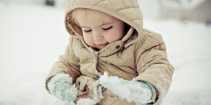 Ребенок на улице в снегу