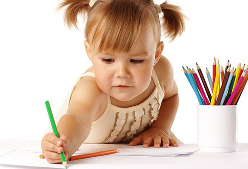 Трехлетняя девочка рисует