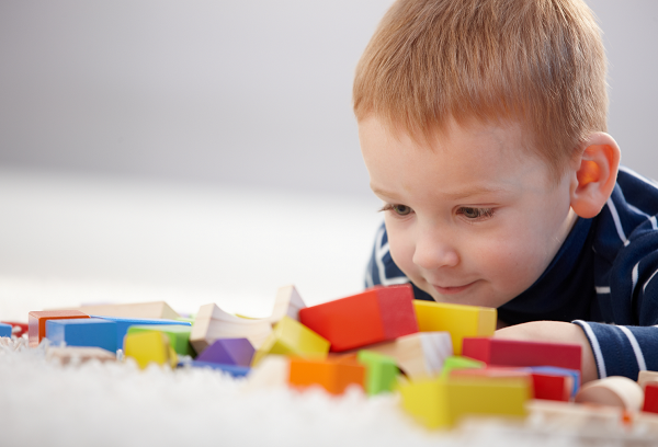 мальчик играет с кубиками