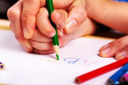 как научить ребенка правильно держать карандаш