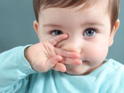 как правильно промывать нос ребенку физраствором