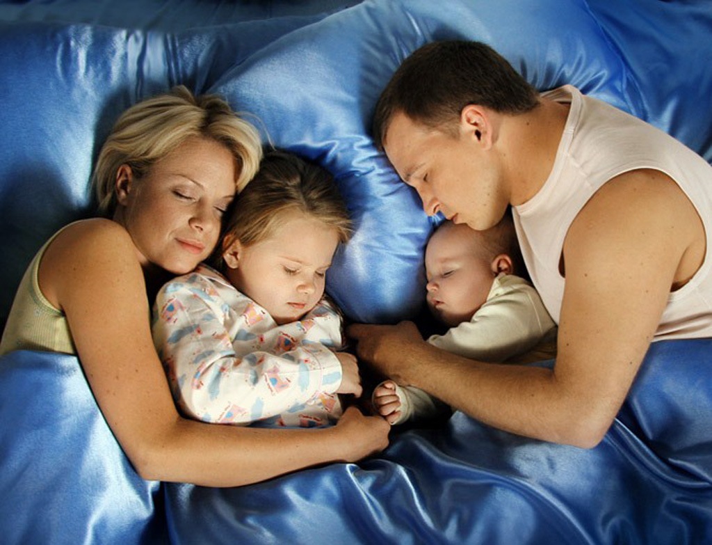 Малыш спит с родителями: за и против
