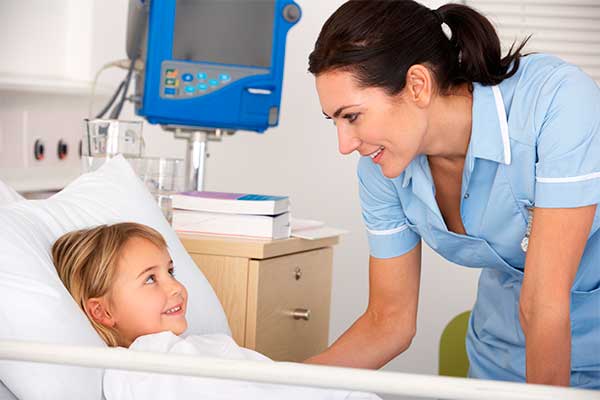 Ребенок в больнице с артритом