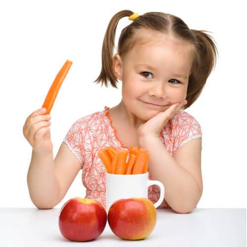 девочка с морковкой