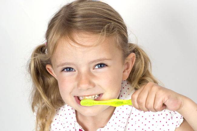 ребенок чистит зубы зубной щеткой