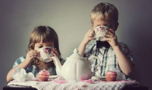 Дети пьют чай