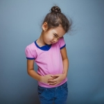 Что делать, если у ребенка болит живот справа?