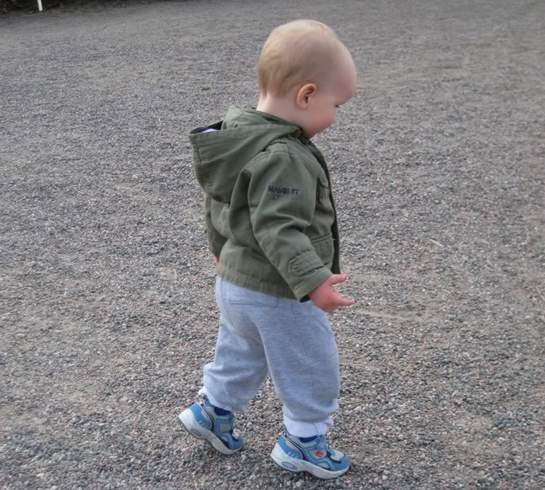 Мальчик ходит на носочках