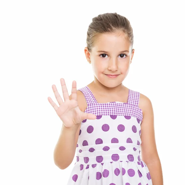 Милая маленькая девочка в пунктирной платье показаны пять пальцев — стоковое фото