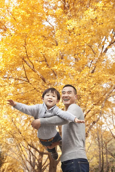 Отец и сын играют в парке — стоковое фото