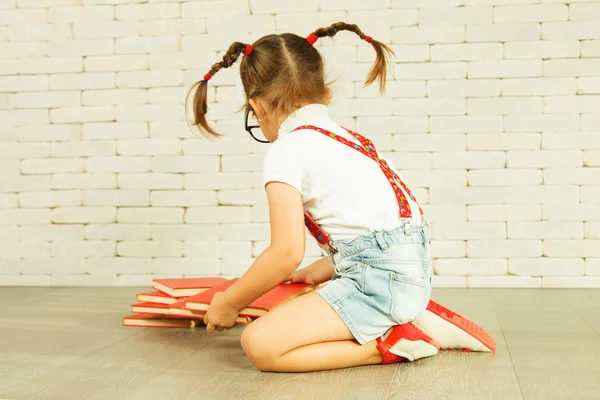 Дошкольника девушка с книгами — стоковое фото