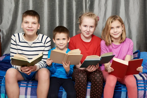 Дети сидеть и читать книги на дому — стоковое фото