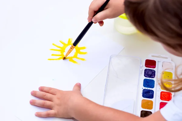 Ребенок рисует солнце — стоковое фото