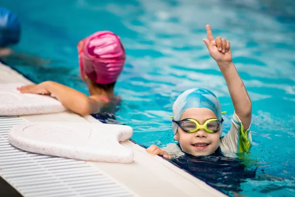 Плавание класс для маленьких детей — стоковое фото