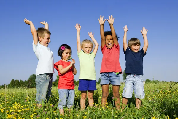 Многоэтническая группа детей на открытом воздухе — стоковое фото