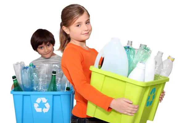 Дети, утилизации пластиковых бутылок — стоковое фото