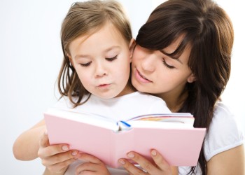мама с ребенком читают развивающую сказку пазл