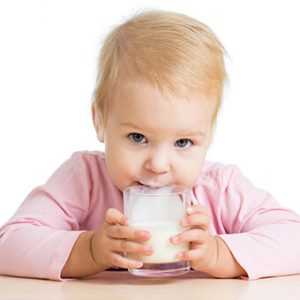 Можно ли давать ребенку коровье молоко в 8 месяцев