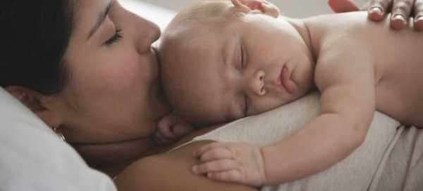Ребенок 8 месяцев спит только с мамой даже днем